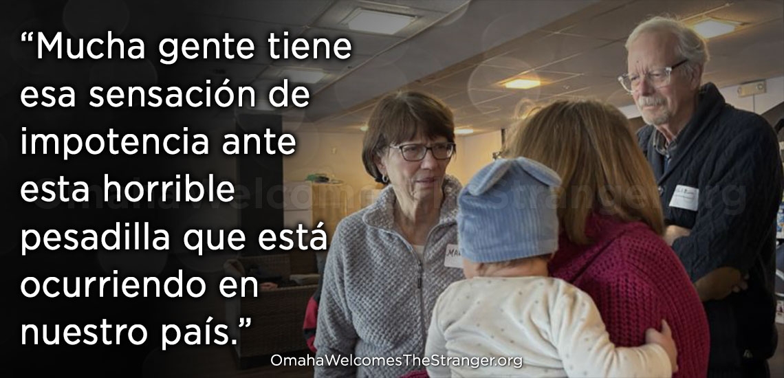 La cofundadora de Omaha Welcomes the Stranger, Margaret Hoarty (izquierda), y el nuevo voluntario Charlie Duckworth charlan con otro voluntario que sostiene el bebé de una pareja venezolana